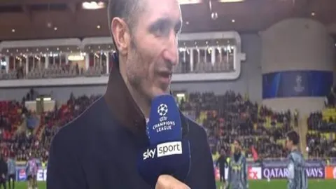 广州队前锋帕尔曼江转会自由，签约广州蒲公英